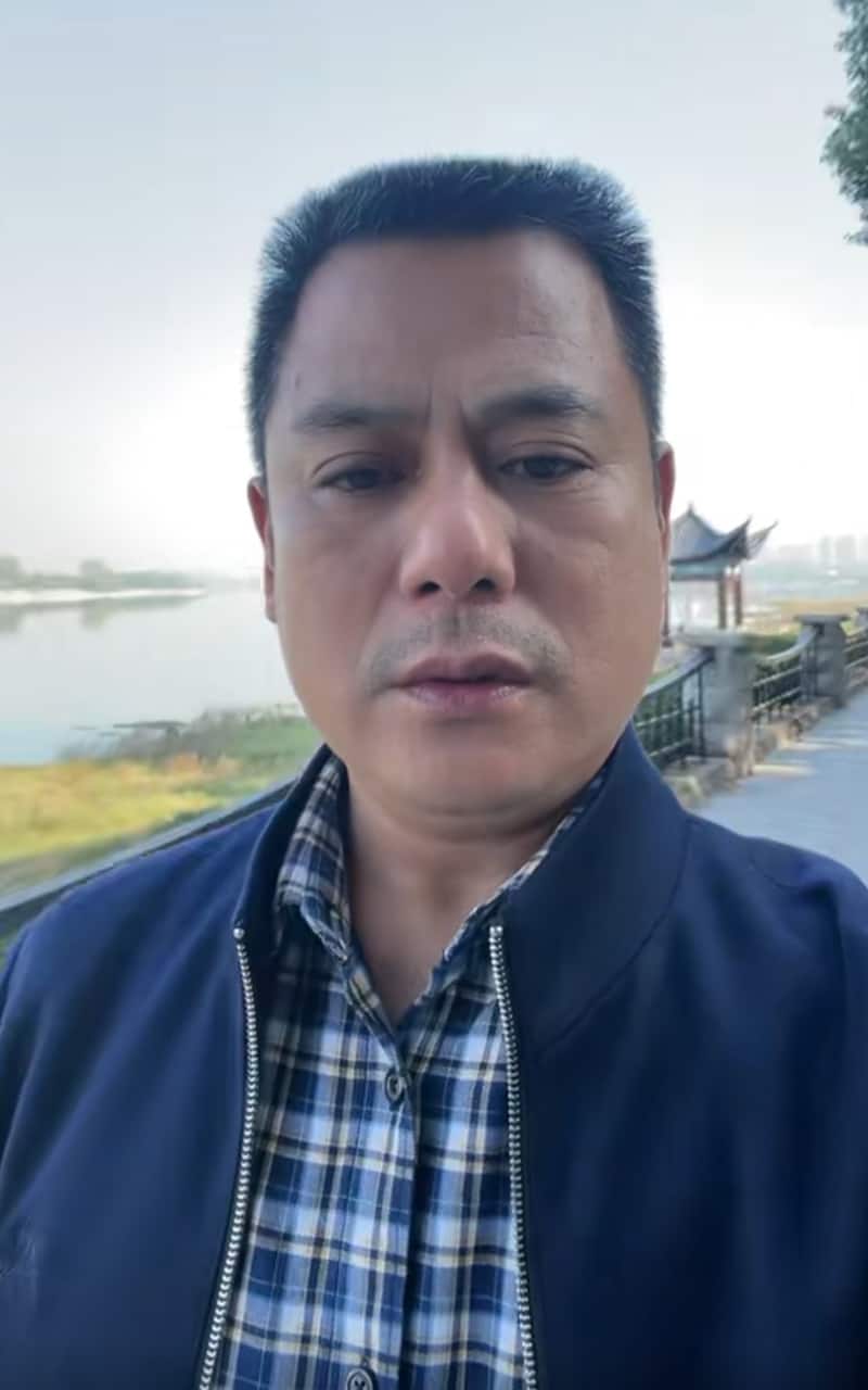 小杨哥老爸全裸露鸟老杨在卫生间视频完整版